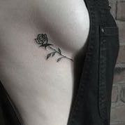 Wie Viel Wurde Diese Rose In Etwas Kosten Tattoo Brust Rosen