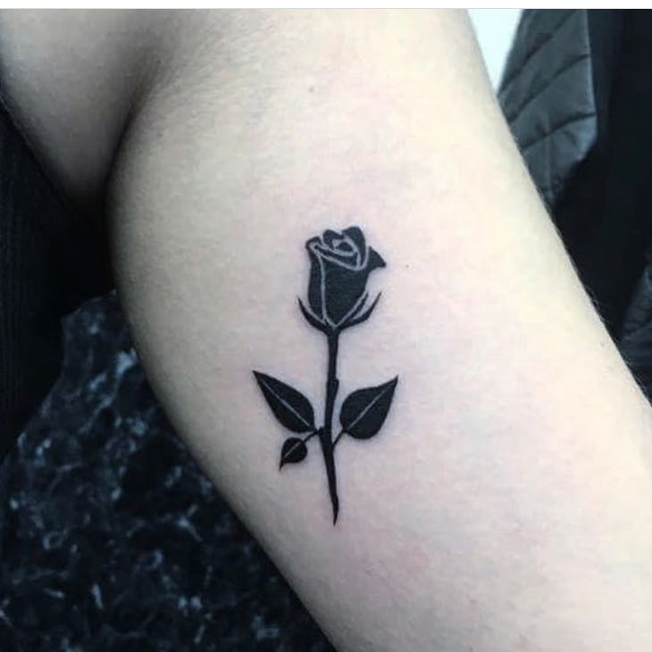 Wie viel würde so ein Rosen Tattoo kosten?