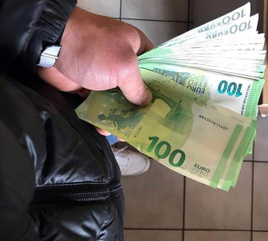 Wie Viele 100 Euro Scheine Sind Das Siehe Bild Musste Zwischen 30 Max 45 Liegen Ratespiel