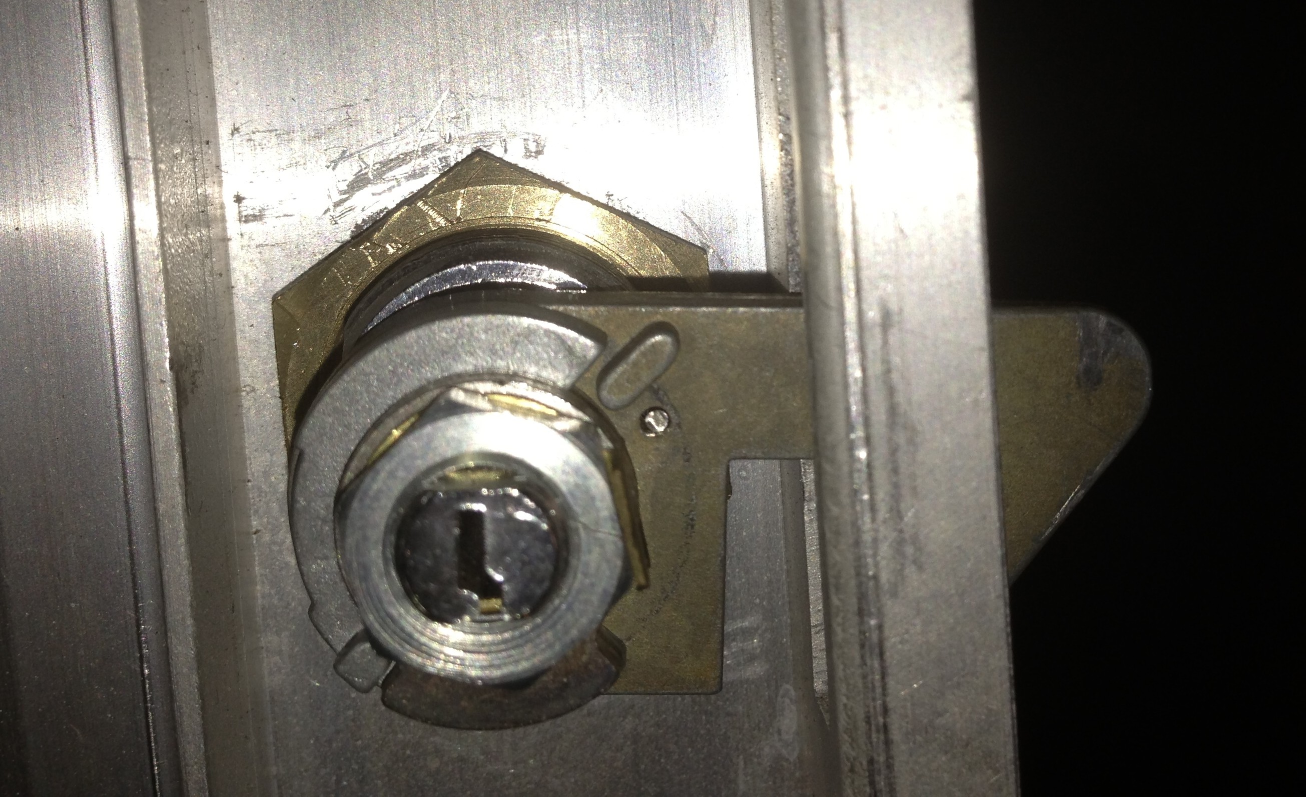 Wie wechsele ich dieses Schloss am Stahlschrank? (Schlüssel