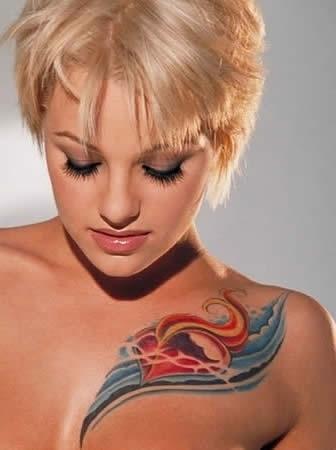 Brust tattoos bei frauen