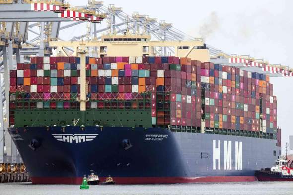 Wie werden Container auf Schiffen befestigt?