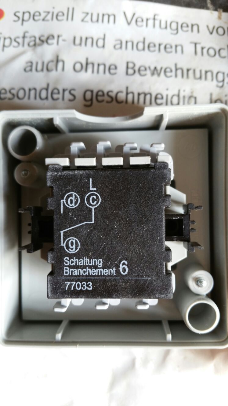 Wie wird der Feuchtraum-Wechselschalter angeschlossen? (Elektrik, elektro)