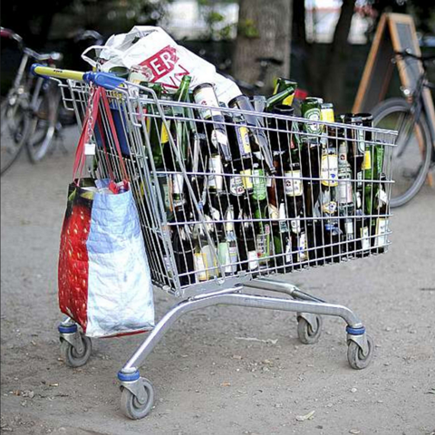 Wie würde eine Kassiererin Reagieren bei so einen Vollen Einkaufswagen mit nur Bier?