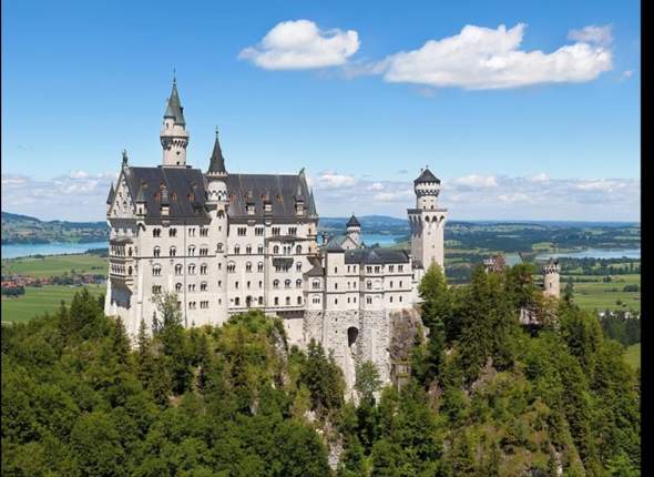 Wie würdet ihr die Farbe des Daches von Schloss Neuschwanstein nennen?