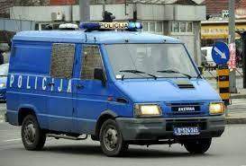 Wie würdet ihr diesen Polizeiwagen auf Deutsch bezeichnen?