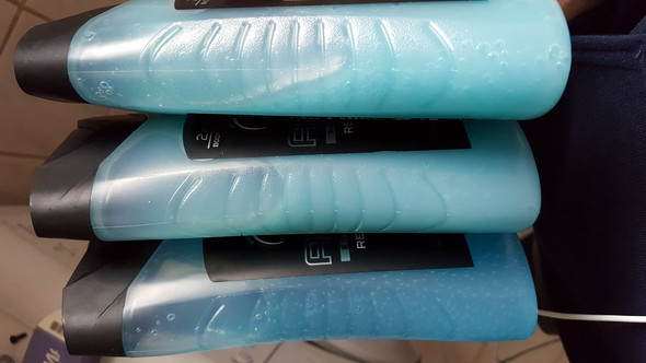 - (Geschäft, duschen, baden)