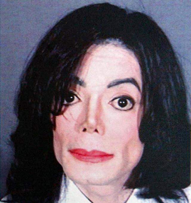 Wieso Ist Michael Jackson Weiß Geworden Wieso ist Michael Jackson so gruselig? (Musik, Filme und Serien, tanzen)