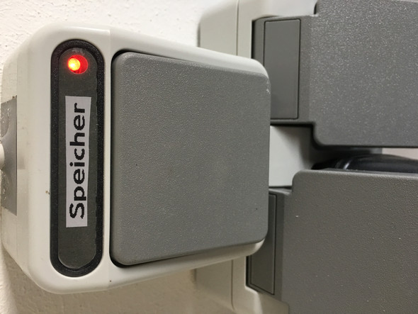 Wieso leuchtet mein Schalter mit Kontrollleuchte leicht obwohl er