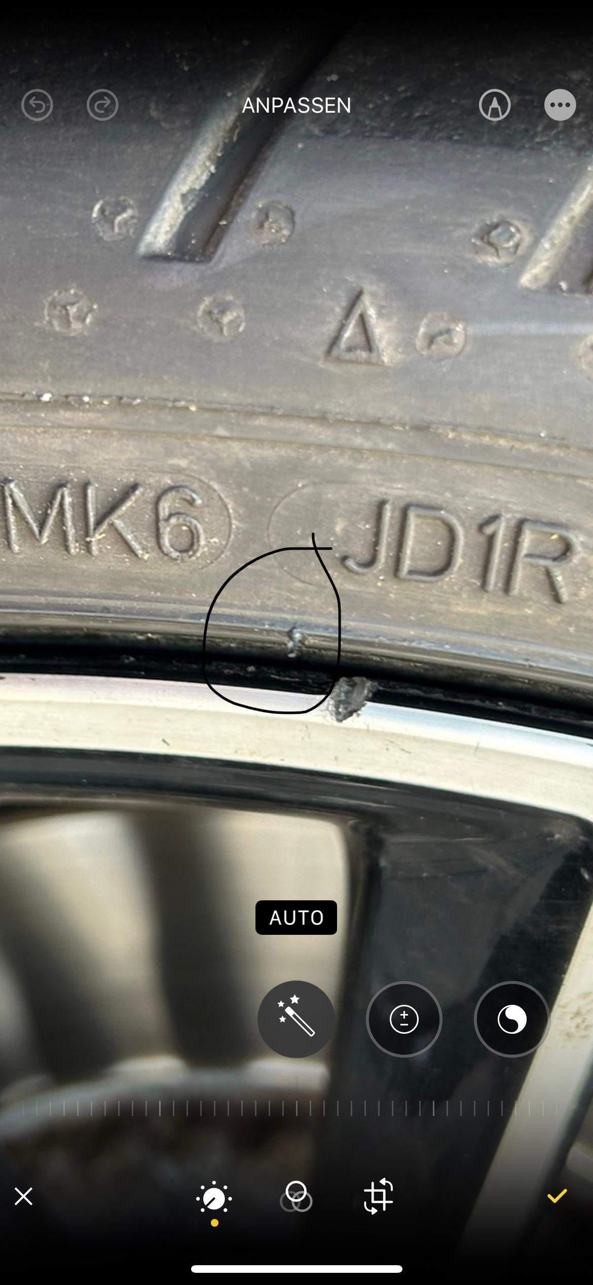 Wieso sieht das Gummi auf dem bild oben beschädigt aus und unten ist ...