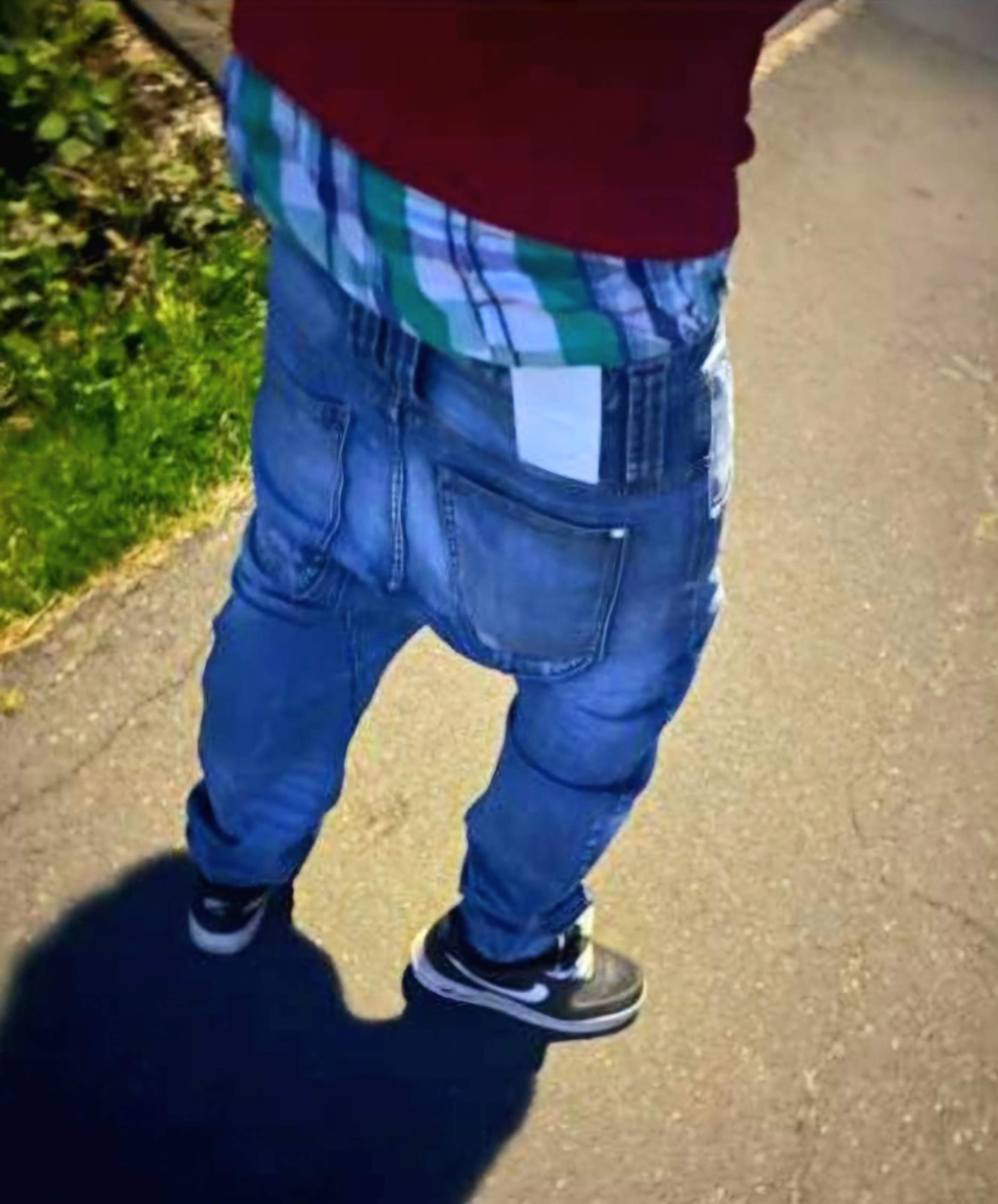 Warum Ziehen Mädchen Ihre Hose So Hoch Wieso tragen manche jungs ihre hose so? (Kleidung, Style, Outfit)
