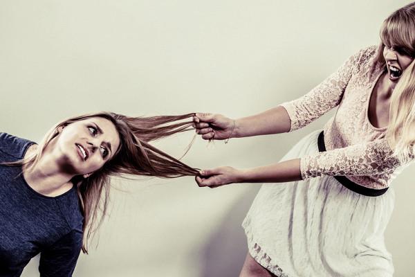 Du Musst Sie An Den Haaren Ziehen Wieso ziehen sich Frauen an den Haaren? (Gesellschaft, Streit