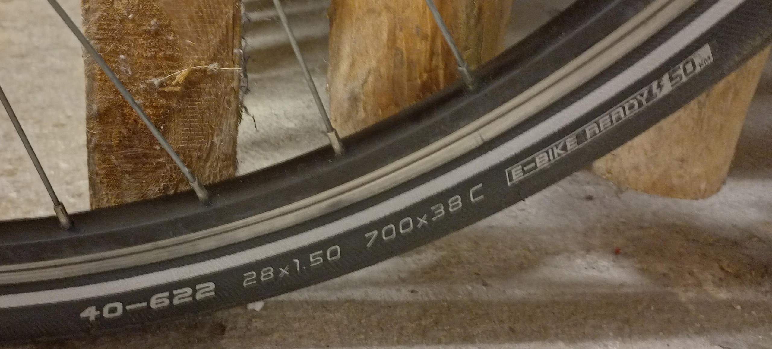 Reifen halbiert: r The Q baut völlig unnützes Fahrrad – das Netz  lacht