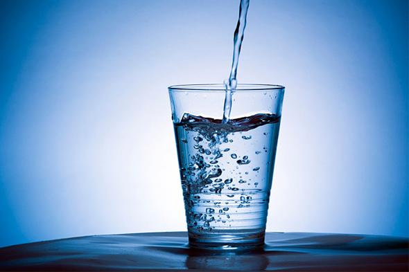 Wieviel Liter Wasser Oder Irgendein Getrank Sollte Man Am Trinken Schmerzen e Getranke