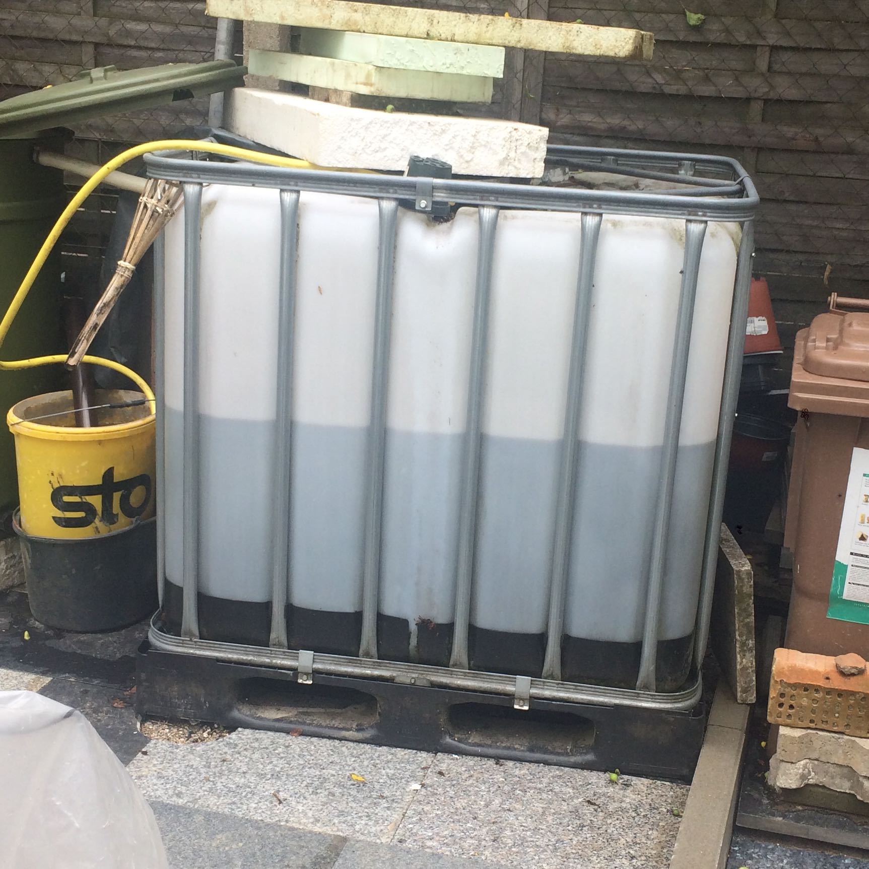 Wieviel Liter Wasser Passt In Dieser Wassertonne Regentonne wieviel-liter-wasser-passt-in-dieser-wassertonne-regentonne