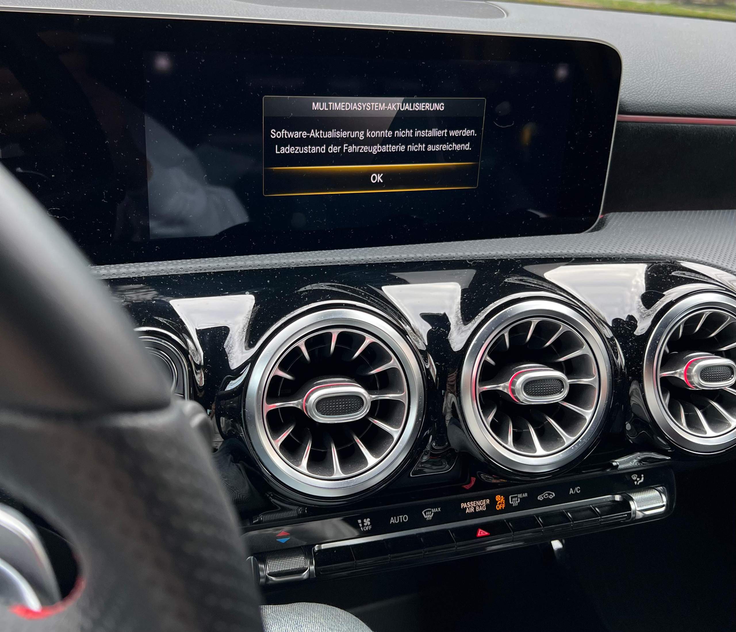 Wieviel Volt hat eine Autobatterie? (Technik, Auto, Führerschein)