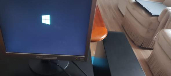 Windows Logo steckt fest während der Installtion von Windows 10?