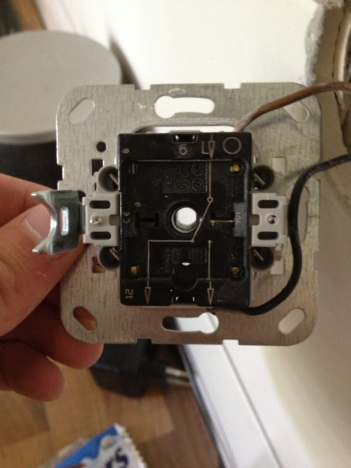 Wippschalter macht Ärger! (Elektronik, Strom, Elektrotechnik)