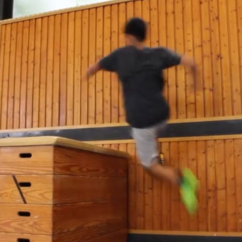 Gegen die Wand springen und über den kasten - (Le parkour, Wirbelgleiten)