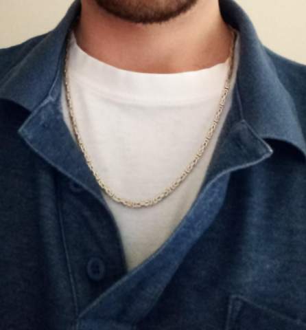 Wirkt das ungut/prollig, wenn ein Typ so eine Silberkette trägt?