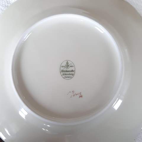 Wisst ihr den Wert von dem Porzellan Set (Tasse fehlt leider)? Auf dem Tassenteller befindet sich auf der Unterseite ein Stempel mit Aufschrift SS            ?