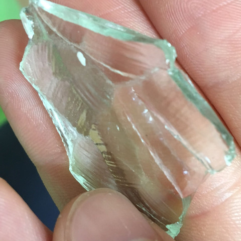 Das Fenster ist nicht gerade es ist verschieden gewölbt. - (alt, Fenster, Glas)
