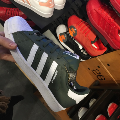 Dieses Foto hab ich im Laden von JD gemacht, gab sie nicht mehr in meiner Größe! - (Schuhe, adidas, original)