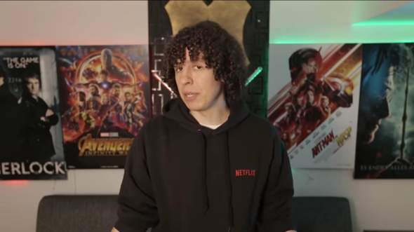 Wo finde ich diesen netflix hoodie? (Mode, Style) Wo gibt es diesen schwarzen Netflixhoodie? (Netflix, schwarz