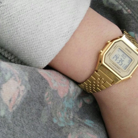 - (Uhr, Gold, Silber)