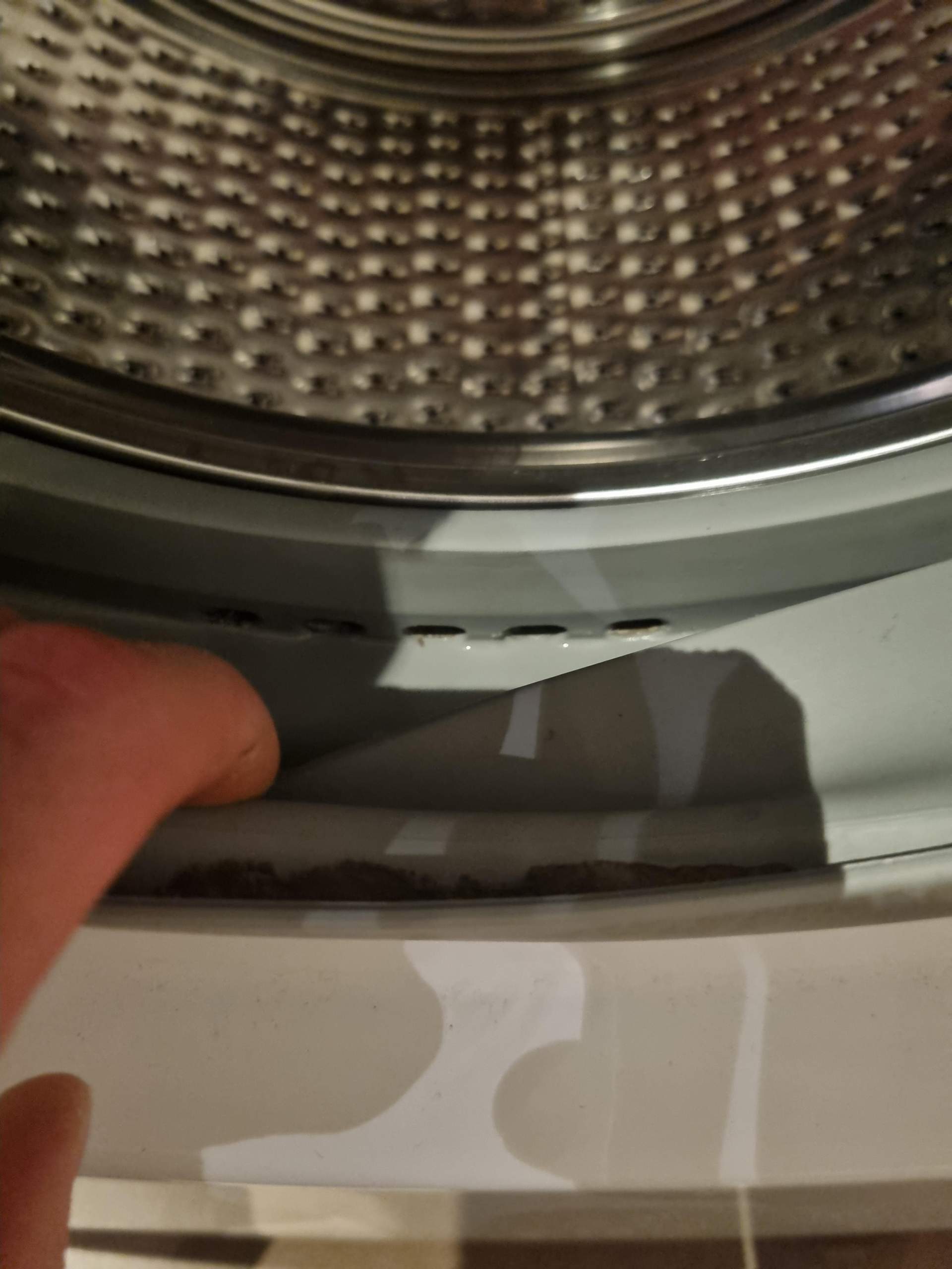 Wo führen die Löcher in Waschmaschinen Türdichtung hin? (Technik, Haushalt,  Waschmaschine)
