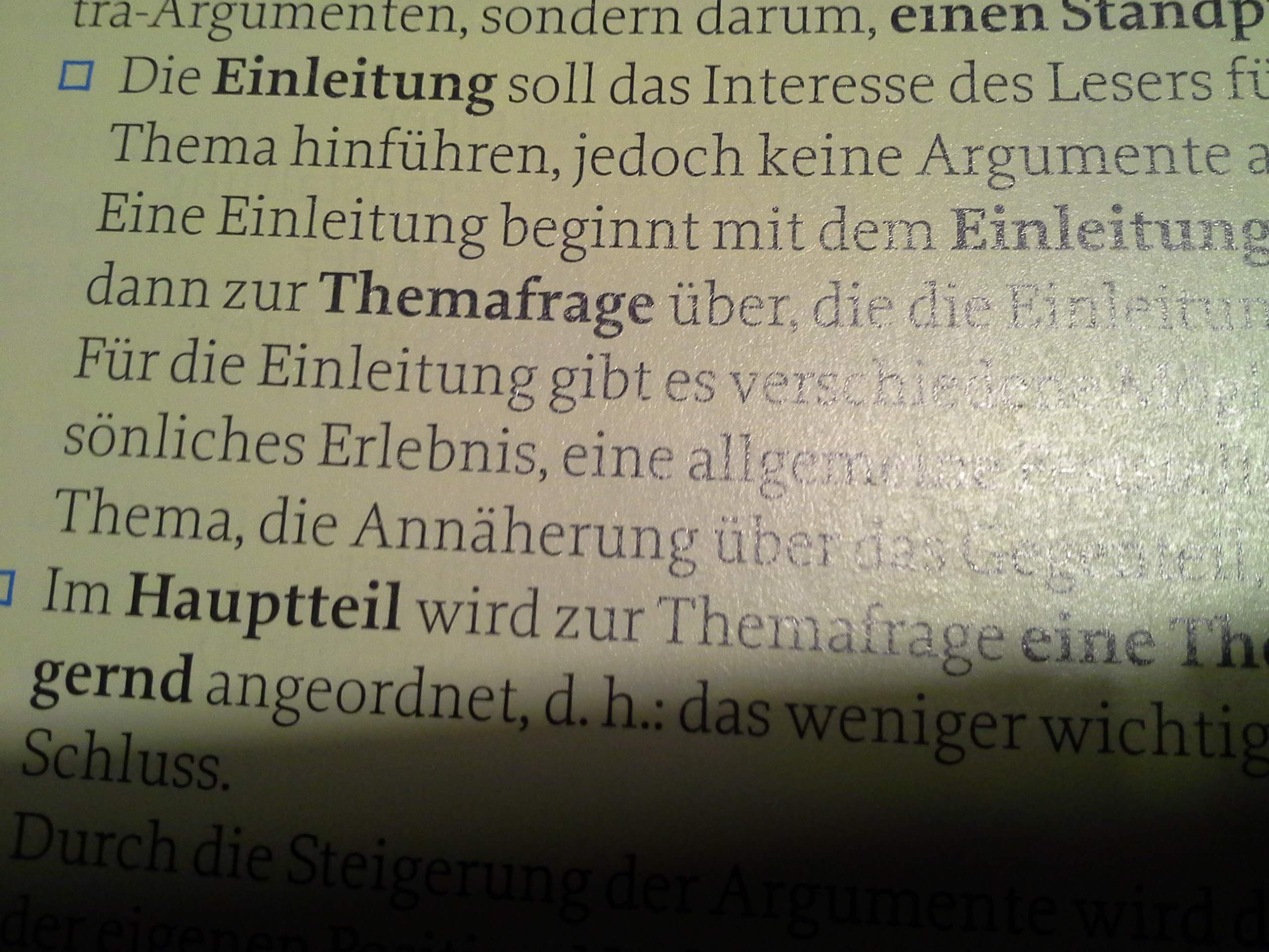 Wo gehört die Themafrage bei einer Erörterung hin (Schule, Deutsch