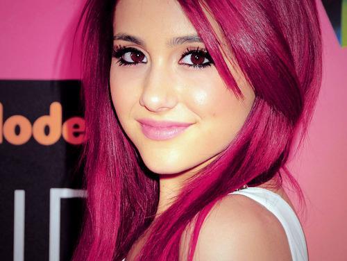 Wo gibt es die Haarfarbe von Ariana Grande zu kaufen? Magenta/Red Velvet Cupcake