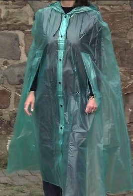 auf die Damenseite geknöpft - (cape, umhang, Regenschutz)