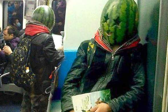 Wo gibt es im Sommer Wassermelonen zu kaufen, die größer sind als ein schmaler Kopf eines erwachsenen Mannes?