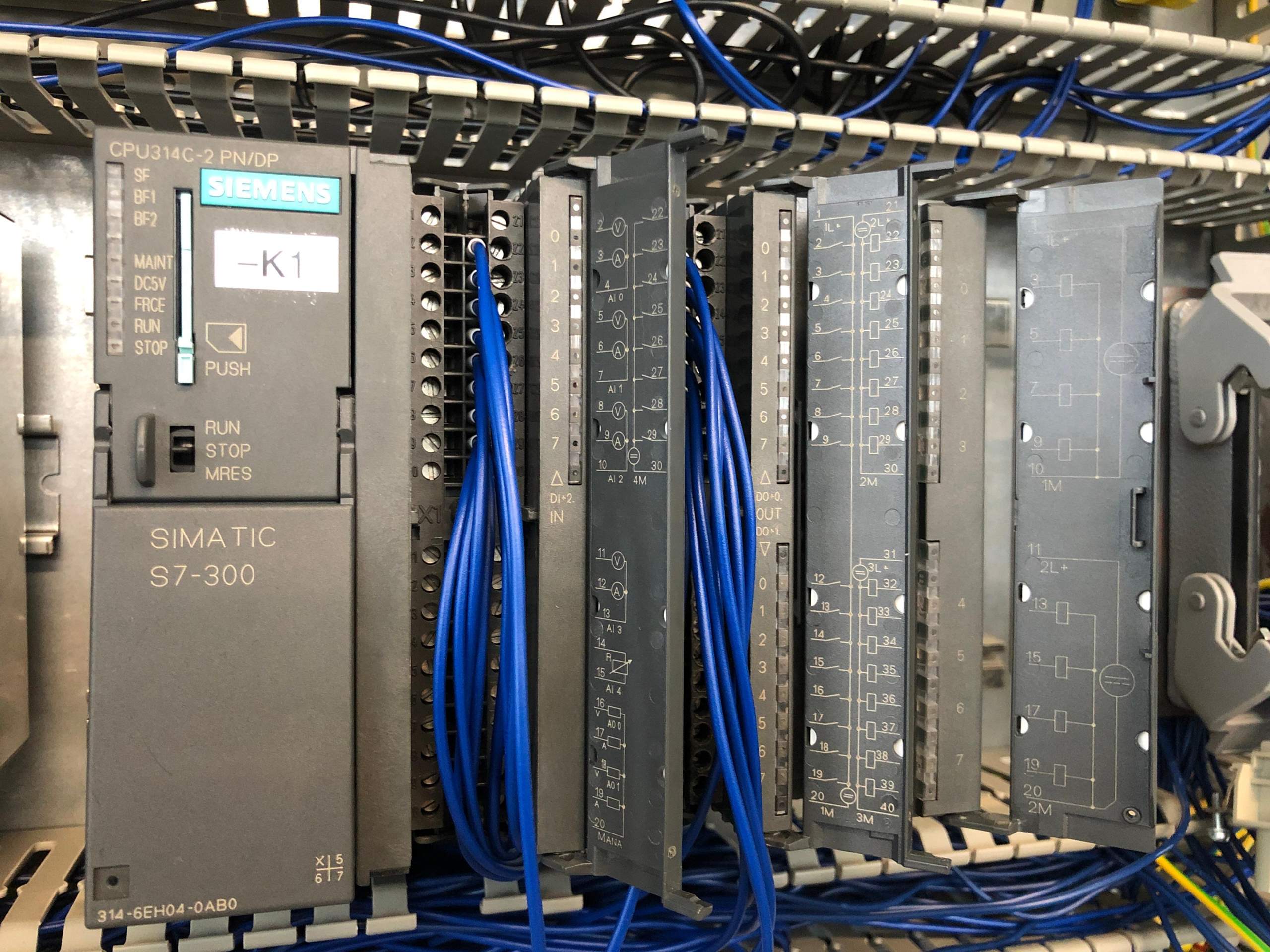 Wo Inputs/Outputs und Stromversorgung? (Computer, Siemens, SPS ...