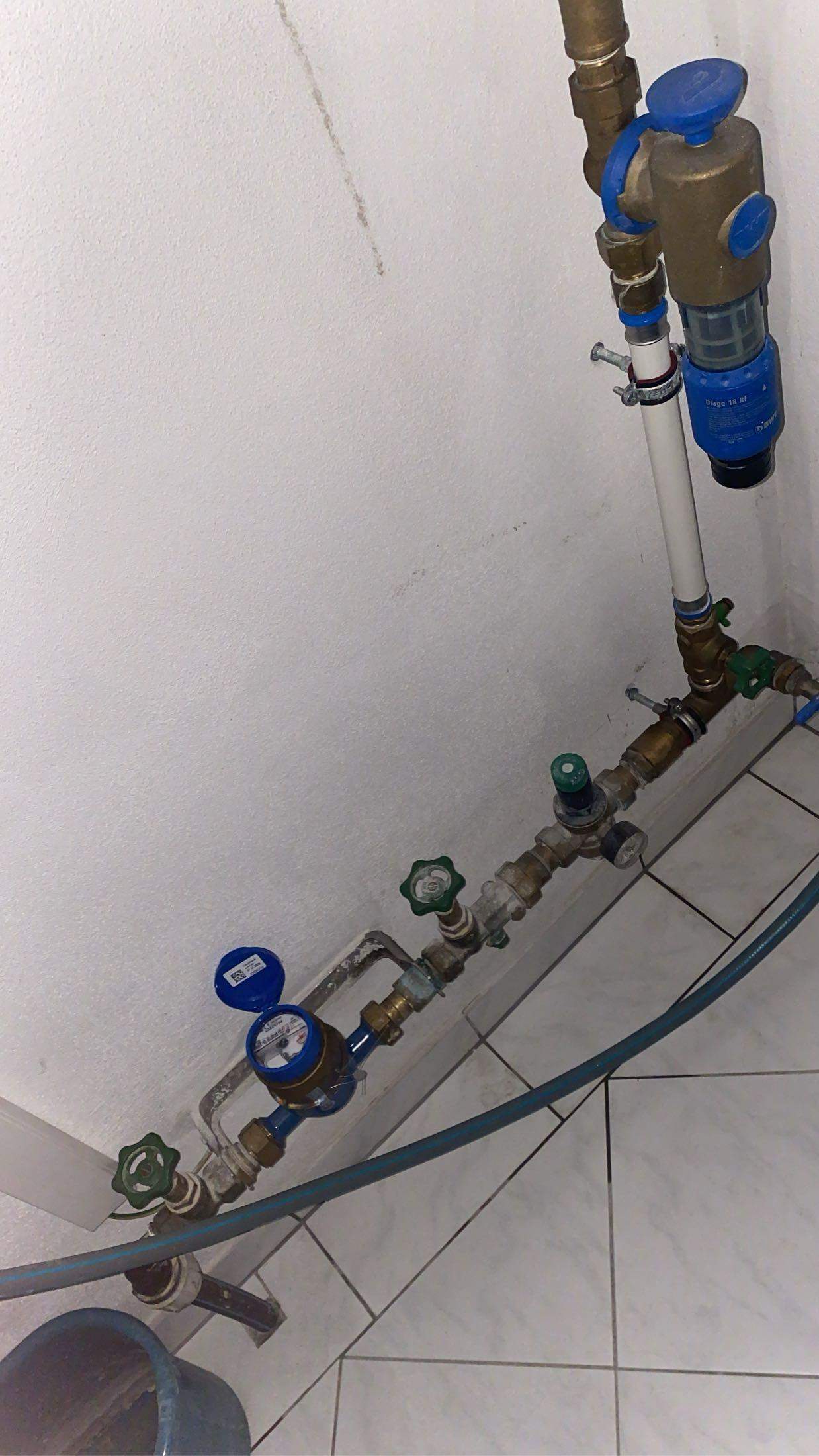Wo ist auf diesem Bild der Hauptwasserhahn damit ich das Wasser im Haus ab und aufdrehen kann?