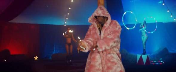 Wo kann ich den nicen pinken Pelz von Lil Wayne coppen?