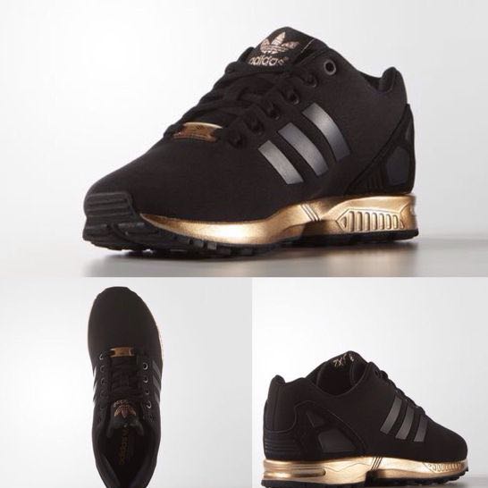 Wo kann ich diese schwarz goldenen Adidas Schuhe kaufen ...