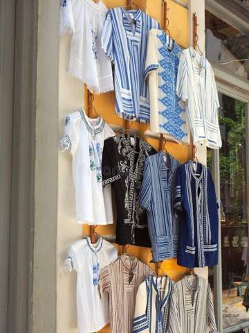 Wo kann ich online traditionell griechische Hemden kaufen (siehe Bild)?