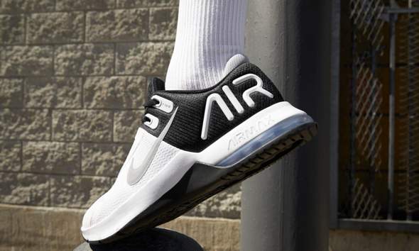 Wo kann man die Nike Air Max Alpha Trainer 4 in weiß kaufen?