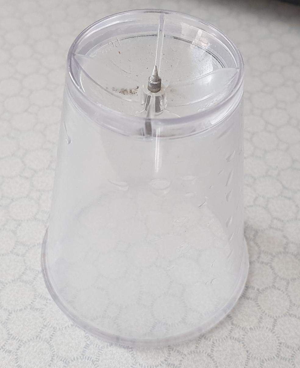 Wo kann man so einen Eier Messbecher mit Piekser kaufen? (Haushalt, Online-Shop, Küche)