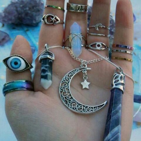 Mondkette und Ringe - (Name, Schmuck, Laden)