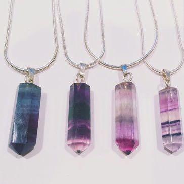 Kette mit bunten Steinen - (Name, Schmuck, Laden)