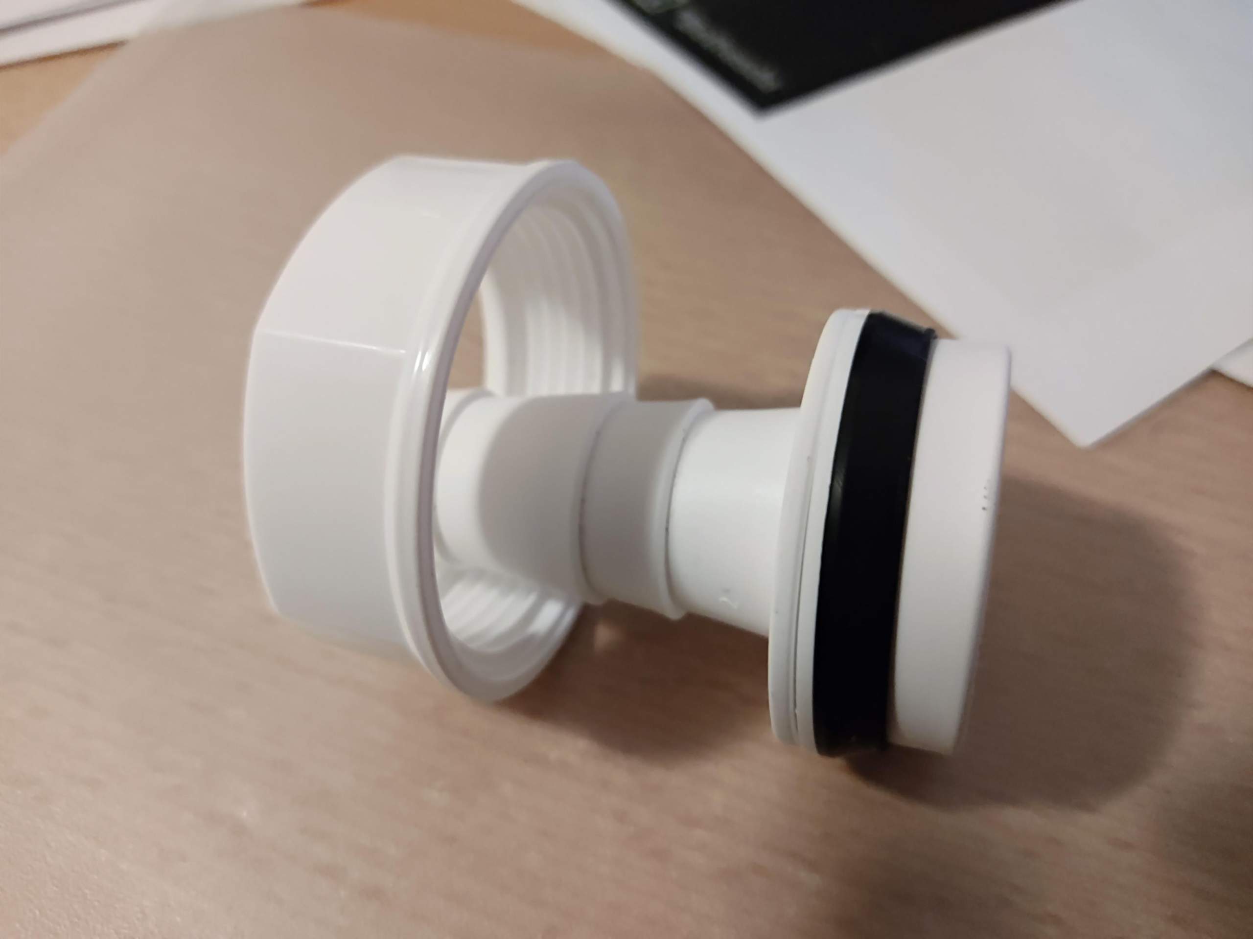 Wo kommt bei der Tülle für den Abwasserschlauch die Dichtung hin