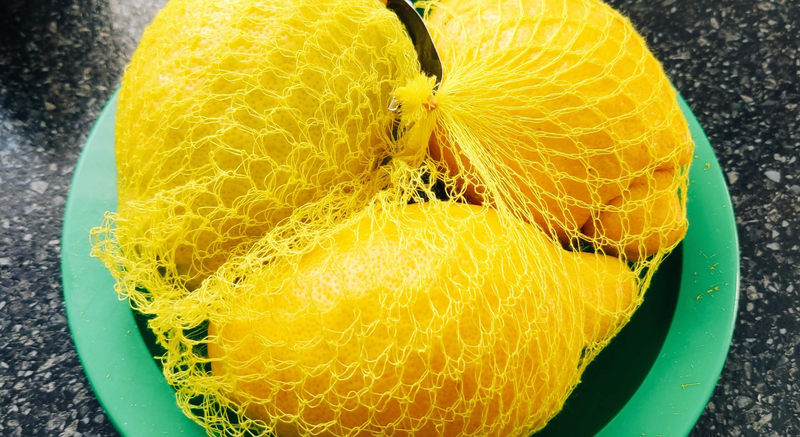 Wo lagert man Zitronen? Im Kühlschrank oder auf der Küchentheke ... Wo lagert man Zitronen? Im Kühlschrank oder auf der Küchentheke ...