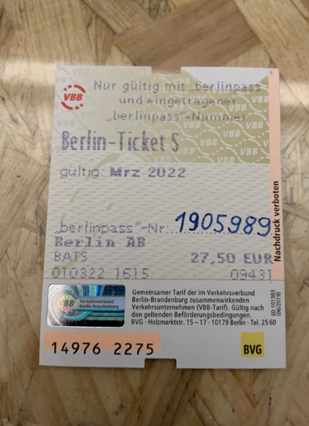 Wo steht auf dieser BVG Monatskarte die Ticketnummer?