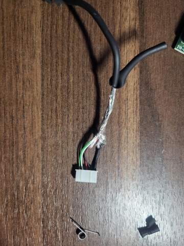 Warum ist das 5. Kabel [Abschirmung] der Maus mit dem Stecker & damit mit dem Mausboard verbunden?