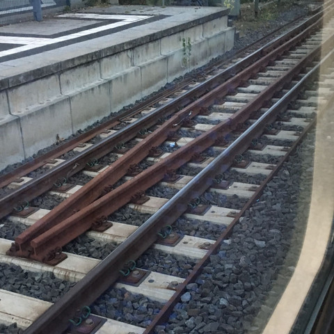 2. Gleis Zulaufend in der Mitte - (Bahn, Zug, Gleis)