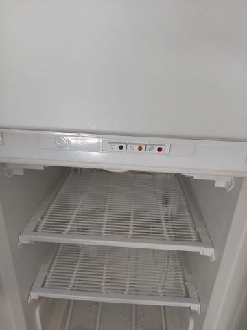 Wofür ist der knopf im unteren hälfte vom Kühlschrank?