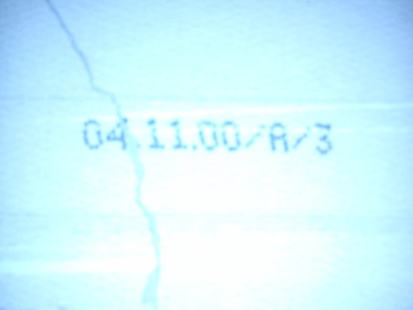 Wofür steht der Stempel "04.11.00/A/3" auf einer Akustik-Deckenplatte